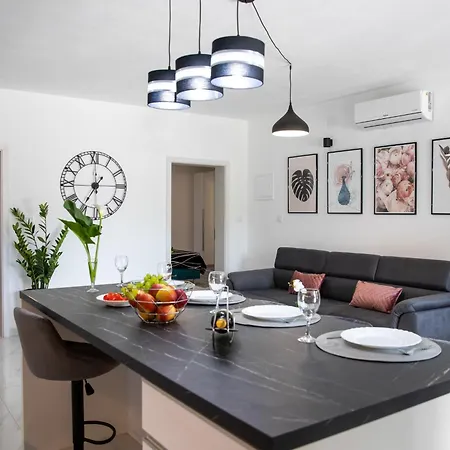 Lucy Apartment *