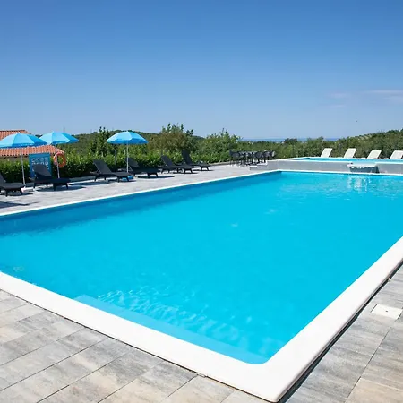 Apartments Paradis شقة