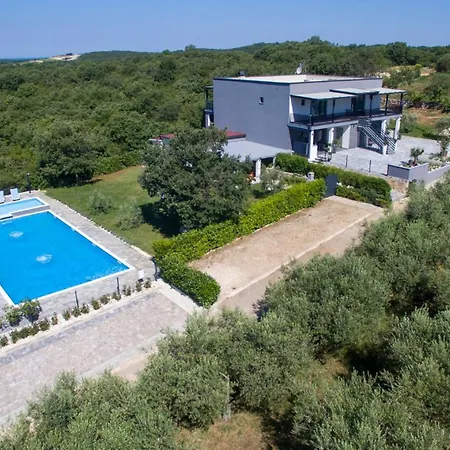 Apartments Paradis شقة روفينج