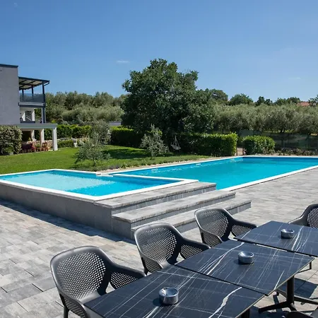 شقة Apartments Paradis روفينج