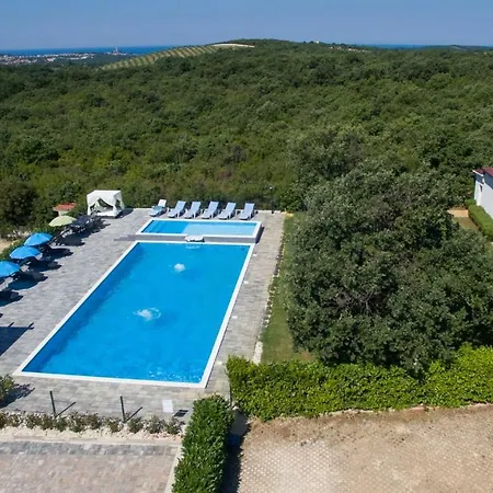 Апартаменты Lucy Ровинь