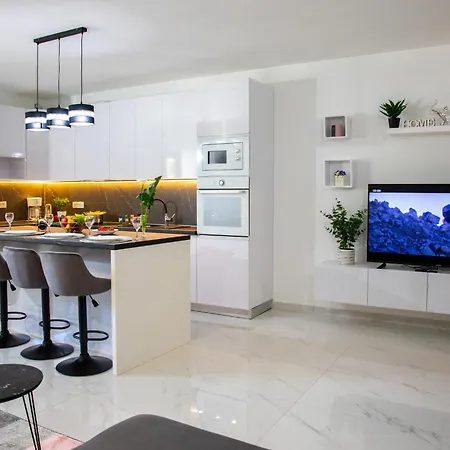 Lucy Apartment *