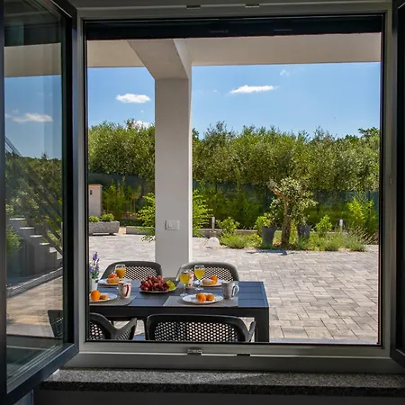 Lucy Апартаменты